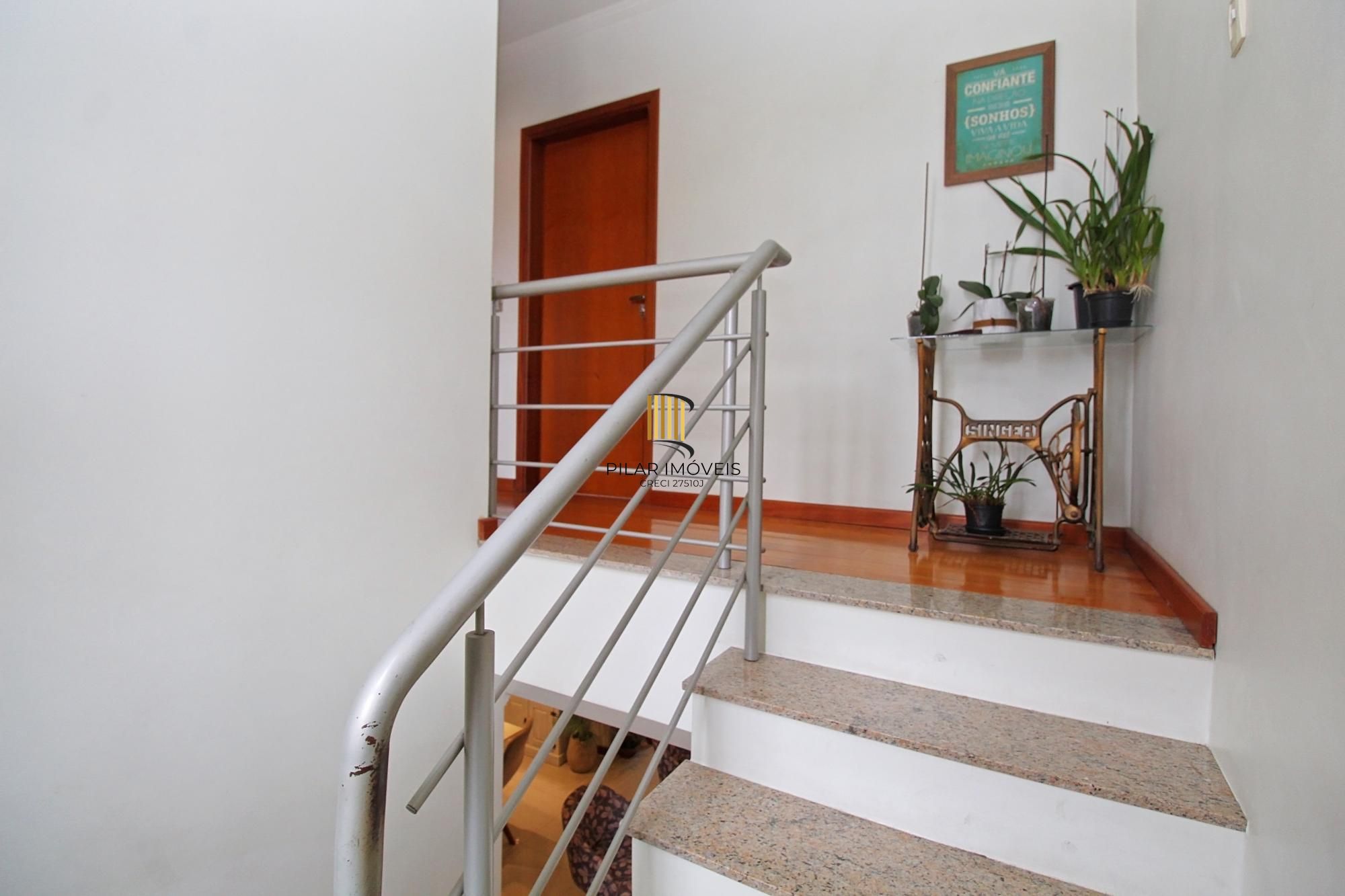 Casa em condomínio com 3 dormitórios, sendo 1 suíte com closet e sacada