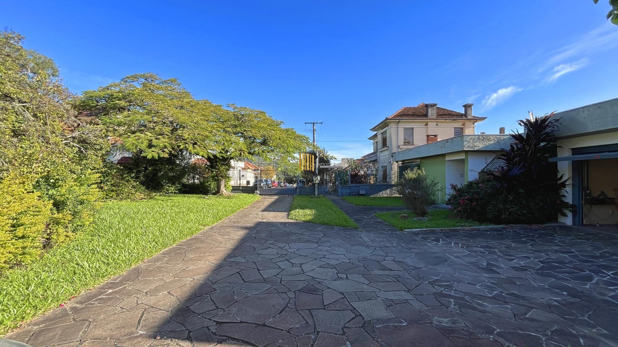 Casa 4 dormitórios no bairro Glória