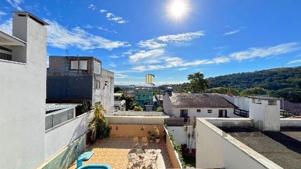 Casa Condominio em Porto Alegre, no bairro Vila Nova, com 3 dormitório(s), e 3 banheiros, à venda.