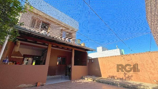 Casa em Porto Alegre, no bairro Hípica, com 3 dormitório(s), e 3 banheiros, à venda.