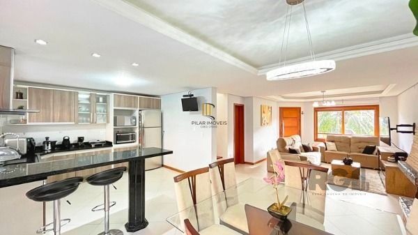 Casa em Porto Alegre, no bairro Hípica, com 3 dormitório(s), e 3 banheiros, à venda.