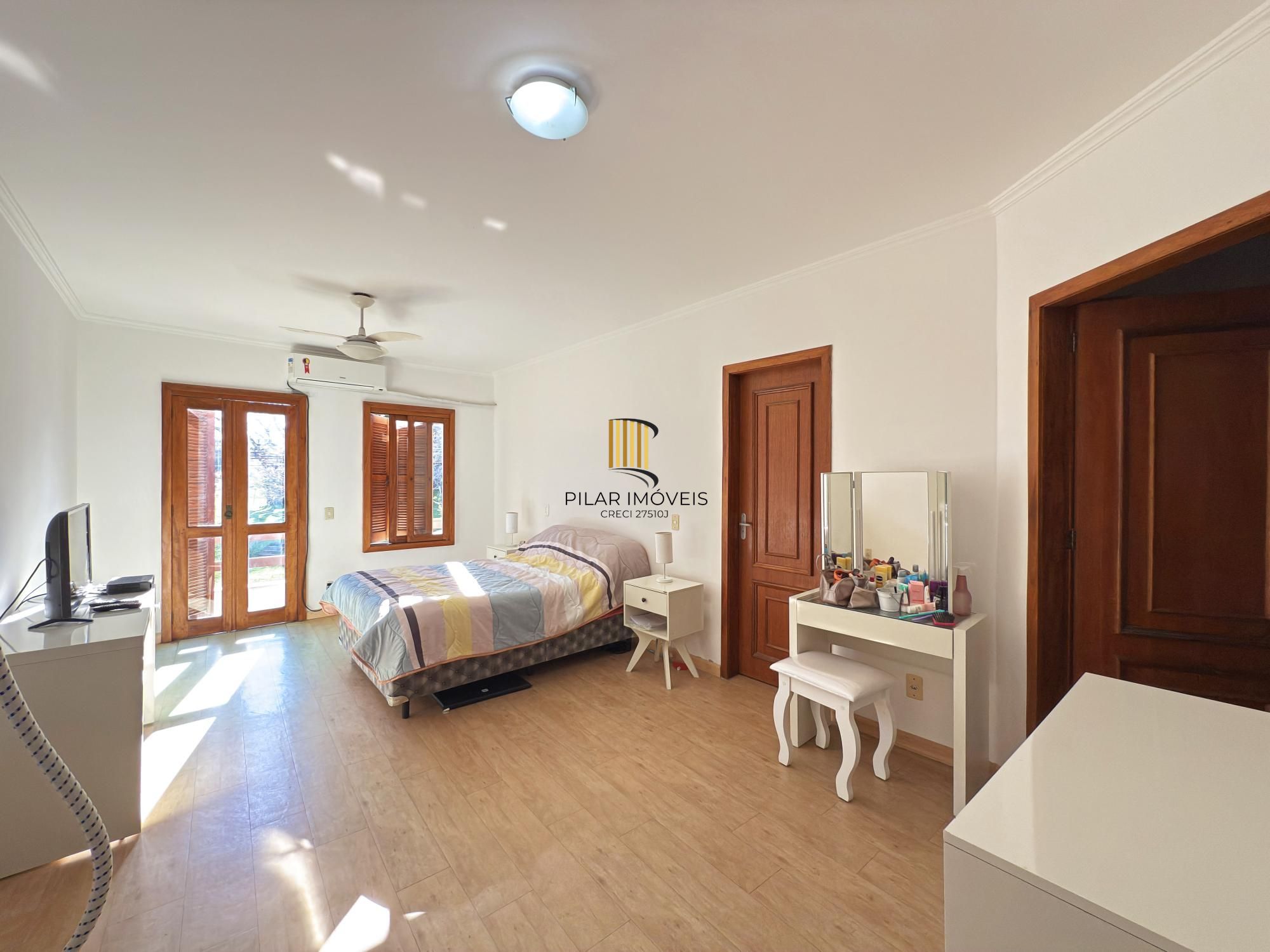 Sobrado a venda no Bairro Hipica de Porto alegre com 04 dormitórios sendo 01 suite