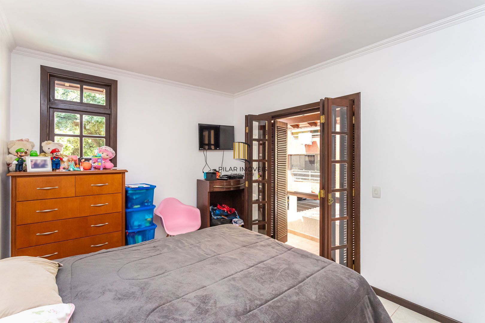 Casa de 272m², 4 dormitórios, 2 suítes e 4 vagas de garagem, no bairro Ipanema, próxima à orla do Guaíba.