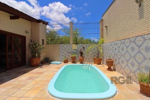 Casa em Porto Alegre, no bairro Ipanema, com 3 dormitório(s), e 3 banheiros, à venda.