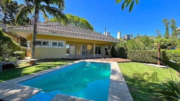 Casa no Jardim do Sol com 4D, sendo 2 suítes e 4 vagas de garagem