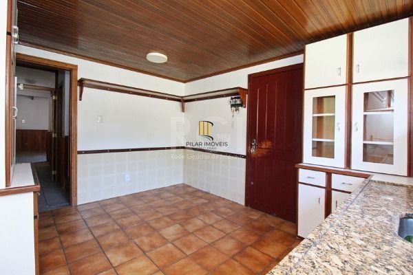 Casa em Porto Alegre, no bairro Ipanema, com 3 dormitório(s), e 3 banheiros, à venda.