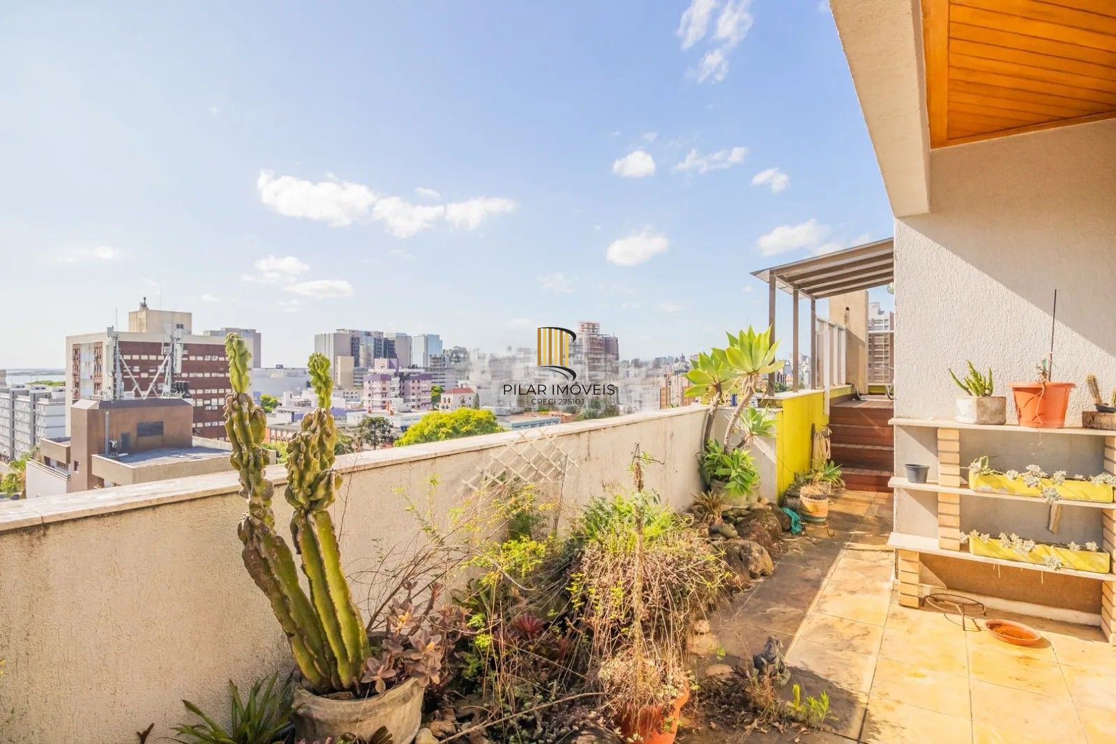 Belíssima cobertura duplex, com 262m2, 3 dormitórios e 2 vagas de garagem.