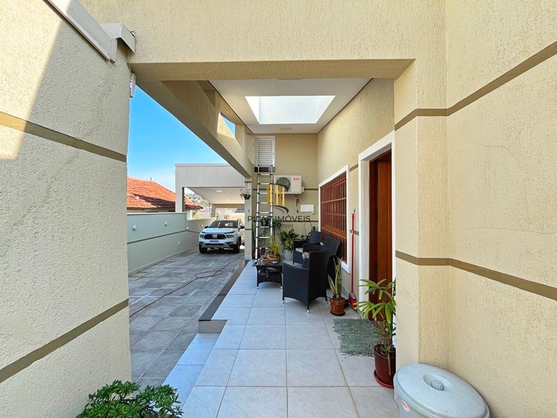 Ótima casa térrea com 4D, piscina e garagem fechada para 2 carros no Jardim Medianeira.