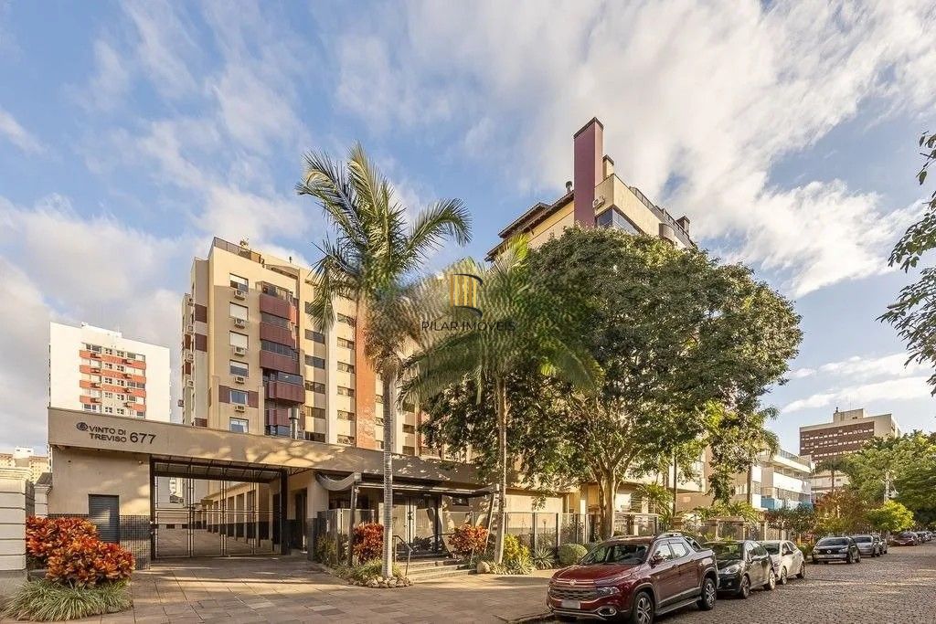 Belíssima cobertura duplex, com 262m2, 3 dormitórios e 2 vagas de garagem.