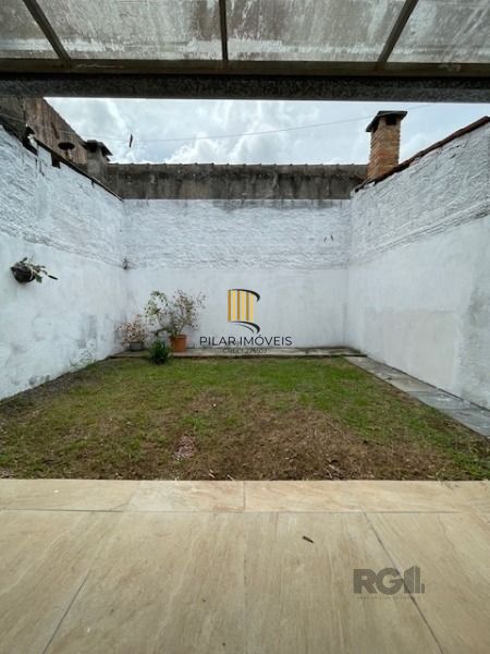 Casa em Porto Alegre, no bairro Hípica, com 2 dormitório(s), e 2 banheiros, à venda.