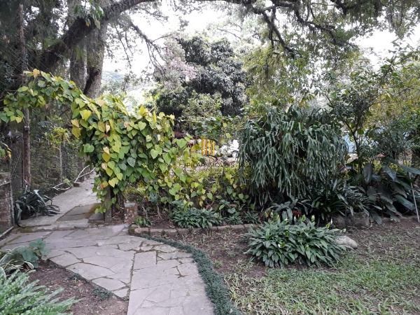 Casa em Porto Alegre, no bairro Pedra Redonda, com 2 dormitório(s), e 2 banheiros, à venda.