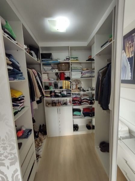 Casa em Porto Alegre, no bairro Hípica, com 3 dormitório(s), e 3 banheiros, à venda.