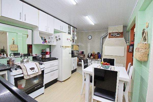 Casa em Porto Alegre, no bairro Ipanema, com 3 dormitório(s), e 3 banheiros, à venda.