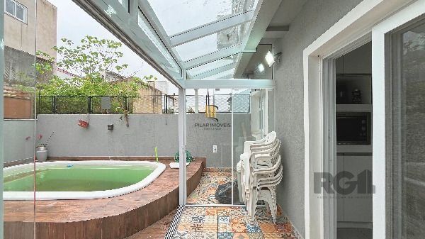 Casa em Porto Alegre, no bairro Hípica, com 3 dormitório(s), e 3 banheiros, à venda.