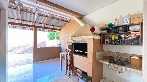 Casa em Porto Alegre, no bairro Hípica, com 3 dormitório(s), e 3 banheiros, à venda.