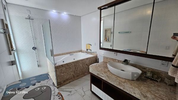 Casa em Porto Alegre, no bairro Hípica, com 3 dormitório(s), e 3 banheiros, à venda.