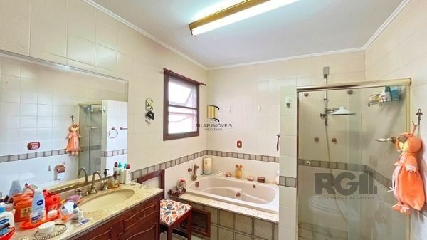 Casa para Venda - 235.64m², 3 dormitórios, sendo 1 suites, 3 vagas - Guarujá