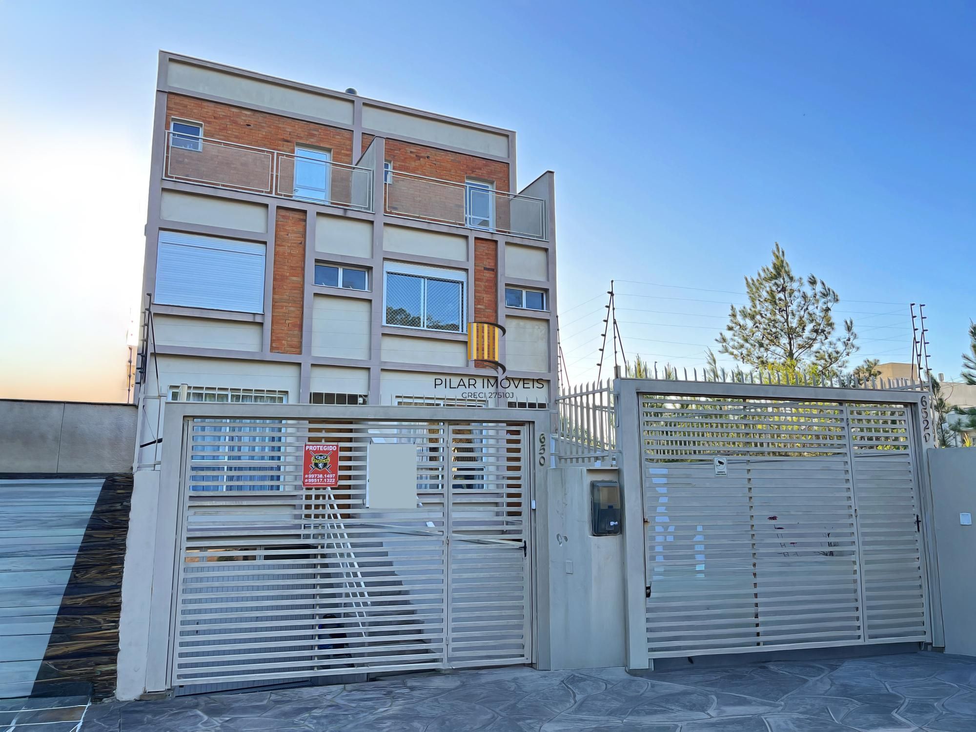 Casa 3 dormitórios no bairro Guarujá