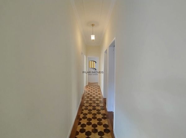 Casa em Porto Alegre, no bairro Vila Nova, com 3 dormitório(s), e 3 banheiros, à venda.