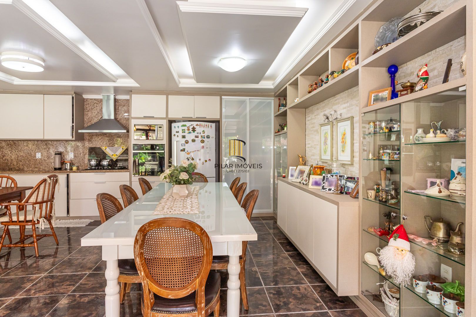 Casa de 272m², 4 dormitórios, 2 suítes e 4 vagas de garagem, no bairro Ipanema, próxima à orla do Guaíba.