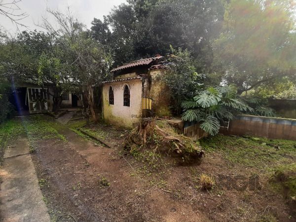 Casa em Porto Alegre, no bairro Cristal, com 4 dormitório(s), e 4 banheiros, à venda.