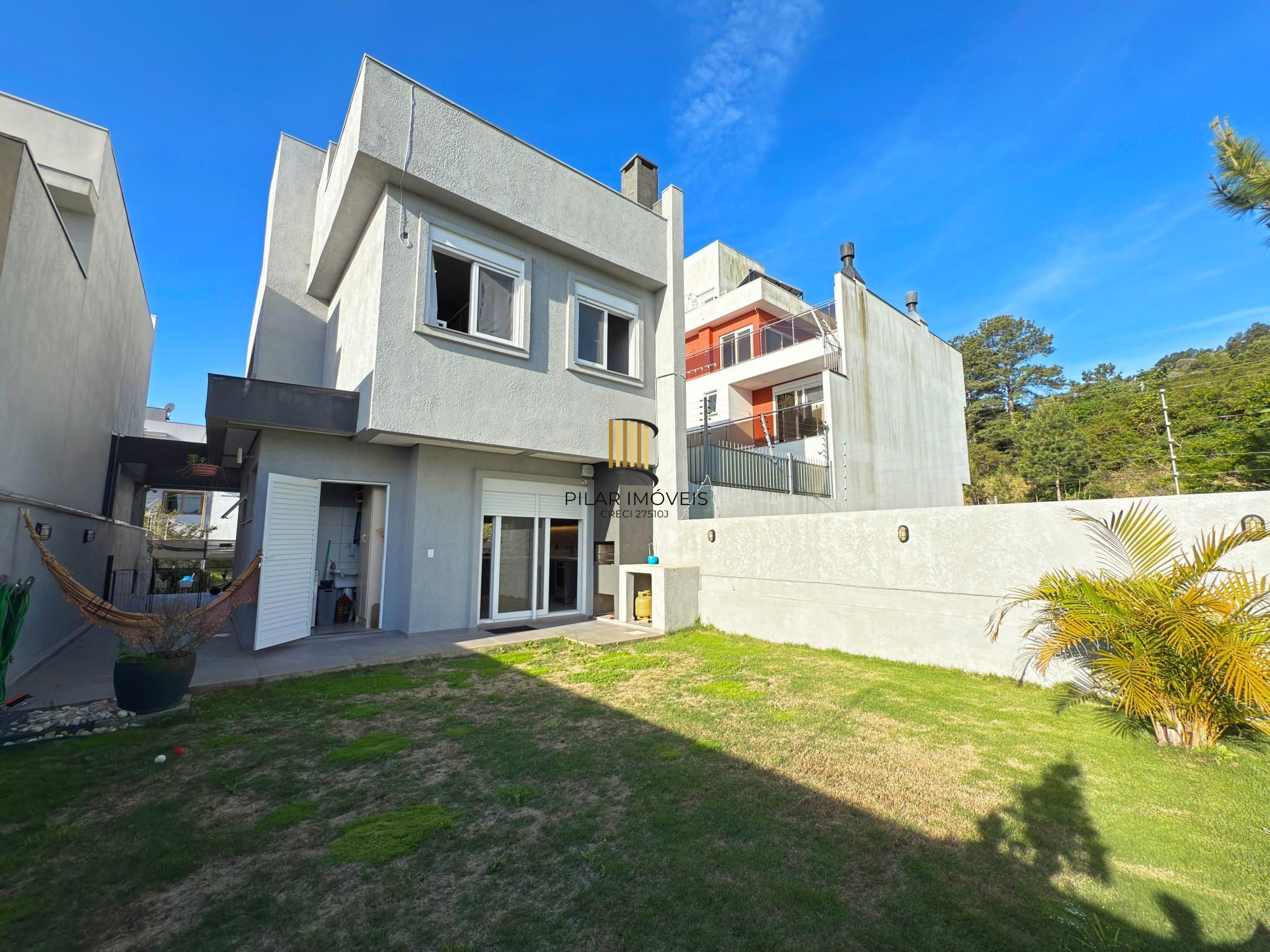 Casa moderna com 3 dormitórios com pátio grande e vista para o Rio Guaíba!