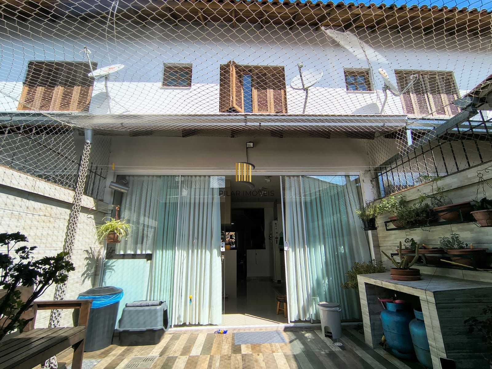 Otimo sobrado com 2 suites no bairro Guaruja