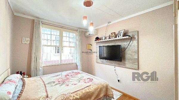 Casa em Porto Alegre, no bairro Medianeira, com 3 dormitório(s), e 3 banheiros, à venda.