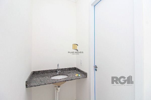 Casa em Porto Alegre, no bairro Vila Nova, com 2 dormitório(s), e 2 banheiros, à venda.