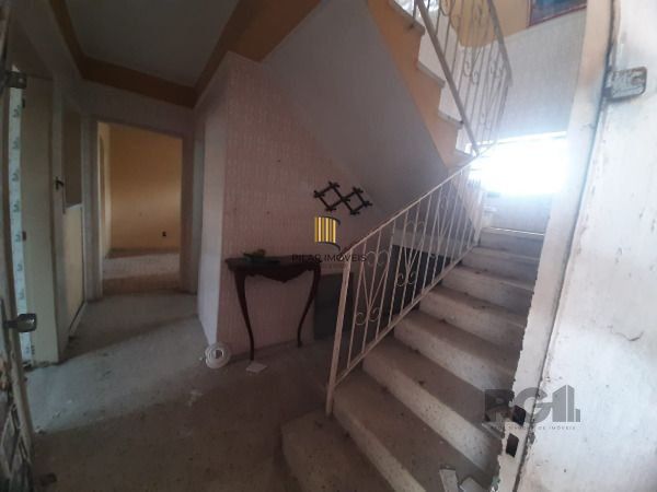 Casa em Porto Alegre, no bairro Cristal, com 4 dormitório(s), e 4 banheiros, à venda.