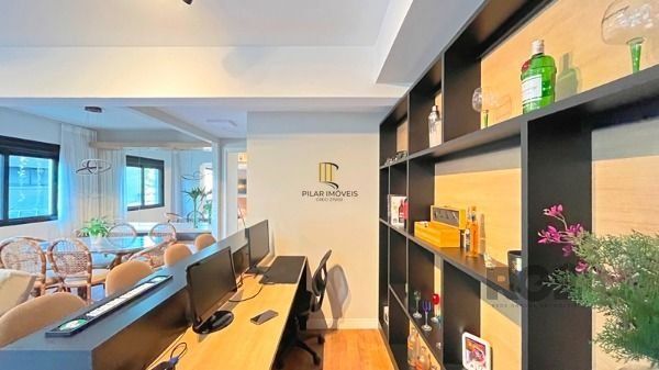Apartamento em Porto Alegre, no bairro Cristal, com 2 dormitório(s), e 2 banheiros, à venda.