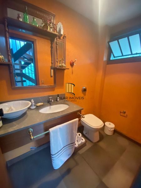 Casa para Venda - 301m², 4 dormitórios, sendo 1 suites, 2 vagas - Bom Jesus