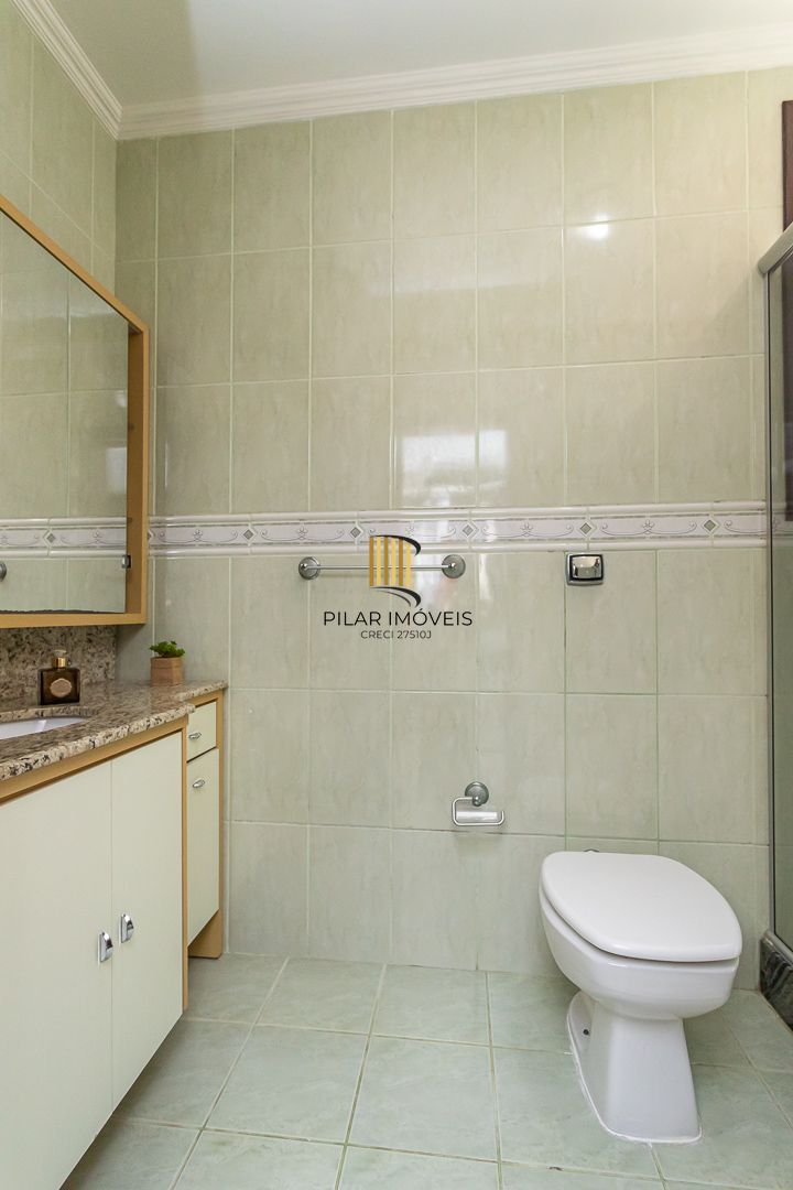 Casa de 272m², 4 dormitórios, 2 suítes e 4 vagas de garagem, no bairro Ipanema, próxima à orla do Guaíba.