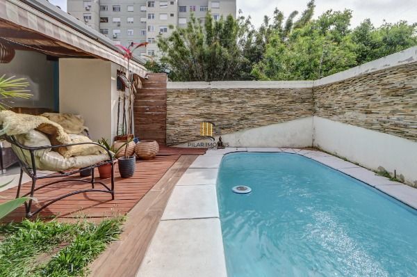 Casa em Porto Alegre, no bairro Tristeza, com 2 dormitório(s), e 2 banheiros, à venda.