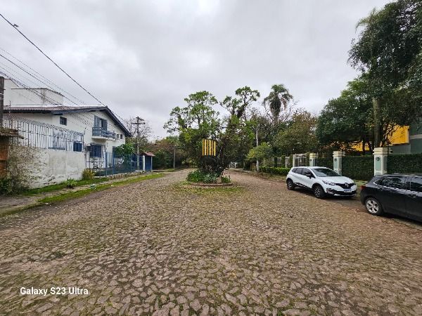 Casa Condominio em Porto Alegre, no bairro Ipanema, com 3 dormitório(s), e 3 banheiros, à venda.