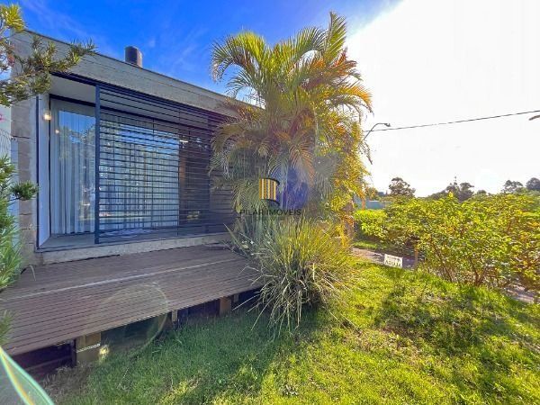 Casa em Porto Alegre, no bairro Guarujá, com 2 dormitório(s), e 2 banheiros, à venda.