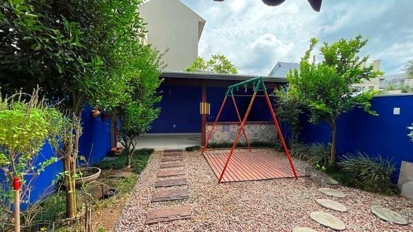 Casa em Porto Alegre, no bairro Hípica, com 3 dormitório(s), e 3 banheiros, à venda.