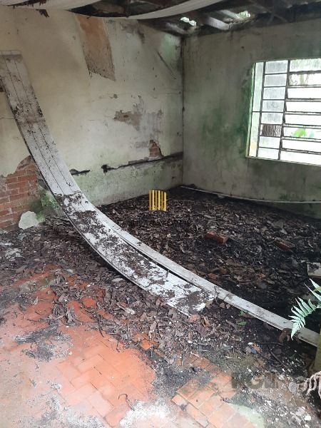 Casa em Porto Alegre, no bairro Cristal, com 4 dormitório(s), e 4 banheiros, à venda.