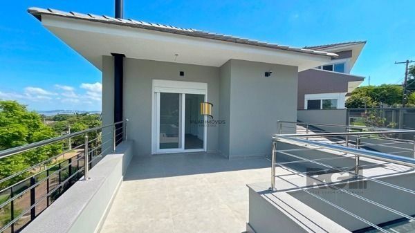 Casa em Porto Alegre, no bairro Jardim Isabel, com 3 dormitório(s), e 3 banheiros, à venda.