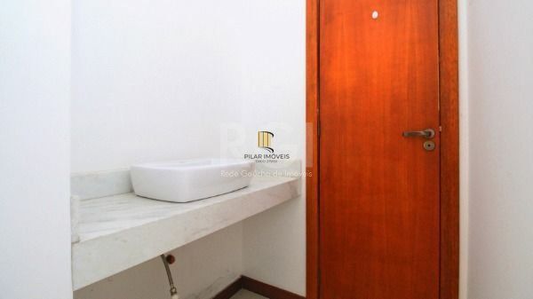 Casa em Porto Alegre, no bairro Hípica, com 3 dormitório(s), e 3 banheiros, à venda.