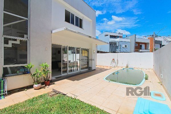 Casa em Porto Alegre, no bairro Hípica, com 3 dormitório(s), e 3 banheiros, à venda.