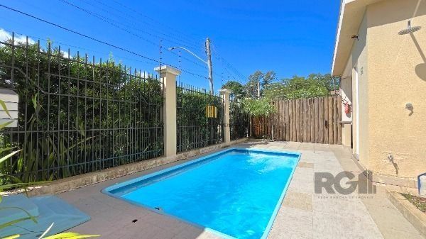 Casa Condominio em Porto Alegre, no bairro Ipanema, com 3 dormitório(s), e 3 banheiros, à venda.