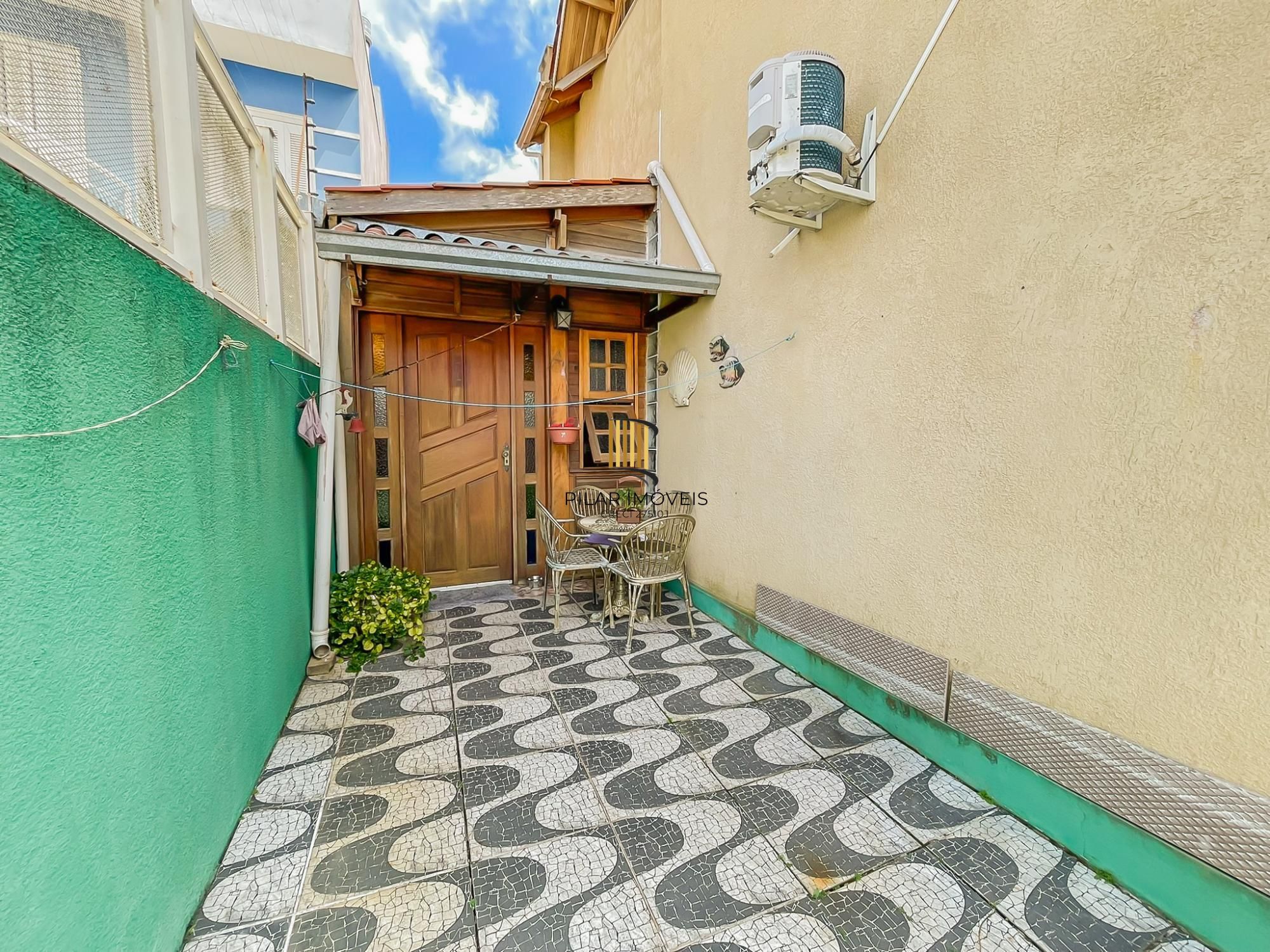 Casa 3 dormitórios no bairro Hípica