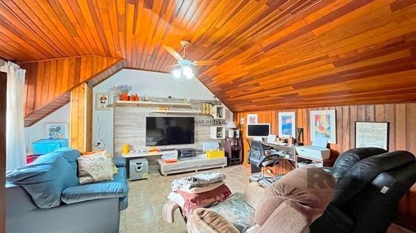 Casa em Porto Alegre, no bairro Guarujá, com 3 dormitório(s), e 3 banheiros, à venda.