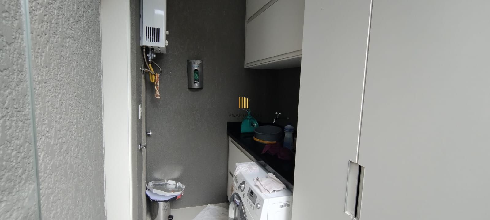 Casa térrea em condomínio fechado com 3 suítes, mobiliada, pátio , 168 m² privativos