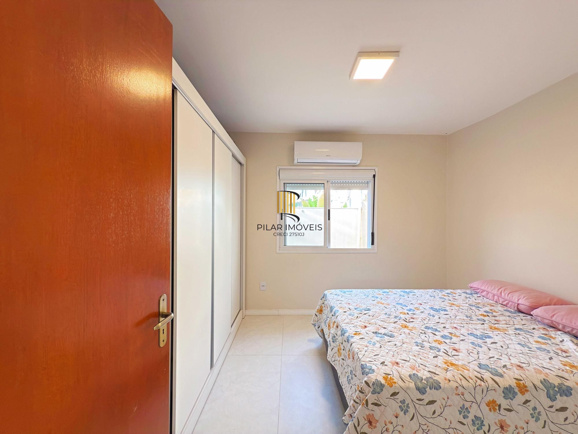 Excelente residência térrea totalmente reformada em condomínio fechado com 2 dormitórios e 2 vagas de garagens