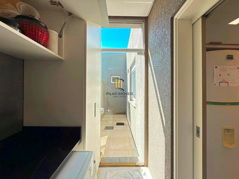 Casa térrea em condomínio fechado com 3 suítes.