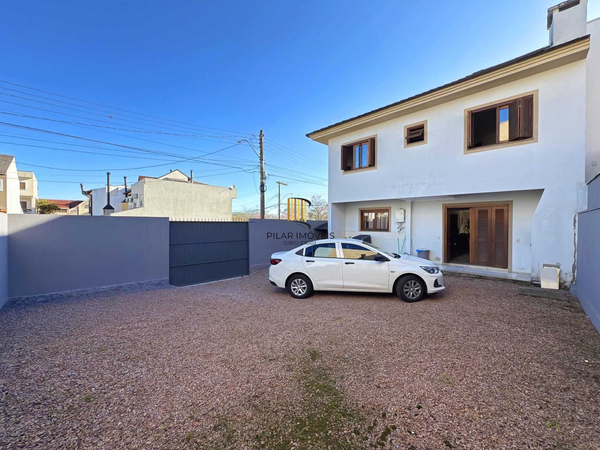 Sobrado a venda no Bairro Hipica de Porto alegre com 04 dormitórios sendo 01 suite