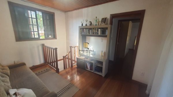Casa em Porto Alegre, no bairro Nonoai, com 3 dormitório(s), e 3 banheiros, à venda.