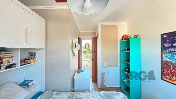 Casa em Porto Alegre, no bairro Guarujá, com 3 dormitório(s), e 3 banheiros, à venda.